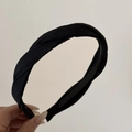 Gros plan du serre-tête torsadé en tissu noir montrant la texture et les dents antidérapantes - Noir