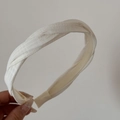 Détail de la texture en tissu blanc torsadé du serre-tête tressé minimaliste pour femme - Blanc