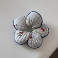 Detail van blauwe geruite haarelastiek met kersenprint en geschulpte golfranden - Blauw Gingham Kers - Bloemstijl