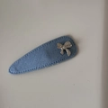 Détail de la pince à cheveux ovale en denim avec nœud argenté et bords surpiqués - Nœud Argenté Goutte (Denim Clair)