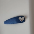Vue détaillée d'une barrette en tissu denim bleu avec un petit cœur en métal argenté - Cœur Argenté Goutte (Denim Foncé)