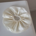 Primer plano de coletero de gasa de doble capa con volantes de satén crema y textura suave - Blanco Roto