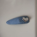 Détail de la barrette ovale en tissu denim bleu avec accent coeur en métal argenté - Cœur Argenté Goutte (Denim Clair)