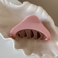Vue détaillée de la pince à cheveux triangulaire rose et marron sur une assiette - Triangle / Rose