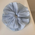 Dettaglio di uno scrunchie azzurro con volant in chiffon e decorazioni con perle bianche - Blu