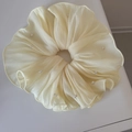 Dettaglio dell'elastico per capelli in chiffon color crema con eleganti perle bianche - Giallo