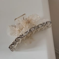 Detailansicht der Tüll-Punkteschleife Haarklammer mit glänzenden Strasssteinen und Acrylclip - Große Haarkralle / Beige