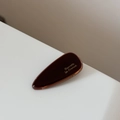 Détail de la barrette goutte en acétate avec inscription dorée Barrette La France - Marron