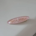 Detalle de pinza de resina rosa con fragmentos de concha y brillo sutil decorativo - Rosa