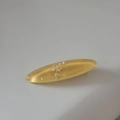 Detalle de pinza de resina amarilla con purpurina plateada y fragmentos de conchas - Amarillo