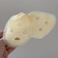 Dettaglio del fermaglio per capelli a farfalla in tulle francese con targhetta Love - Giallo