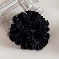 Primer plano de un coletero grande de cuero sintético negro con acabado brillante plisado - Negro