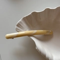 Dettaglio del fermaglio sottile in acetato marmorizzato con testo Barrette La France - Bianco Sporco