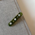 Dettaglio molletta rettangolare verde con fiori bianchi, strass e finitura glitterata - Verde