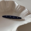 Gros plan d'une barrette fine en denim bleu à pois blancs sur une plaque céramique - Denim Foncé à Pois-Feuille de Saule