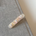 Dettaglio del fermaglio per capelli color crema traslucido con piccoli fiori e strass - Bianco Trasparente