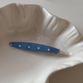 Détail d'une pince à cheveux bleue à pois en tissu sur un plateau en céramique blanc - Denim Clair à Pois-Feuille de Saule