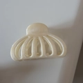 Détail d'une grande pince à cheveux marbre crème avec un design creux de citrouille - Grand / Blanc Cassé