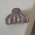 Vue détaillée d'une grande pince à cheveux évidée avec un motif marbré gris-violet chic - Grand / Kaki