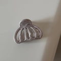 Détail de la pince à cheveux marbrée gris-violet avec une finition en acétate - Petit / Kaki