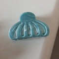 Détail d'une pince à cheveux motif marbre bleu avec design de citrouille évidée - Grand / Vert