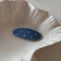 Vue détaillée d'une pince à cheveux ovale en jean bleu à pois blancs sur céramique - Denim Clair à Pois-Ovale