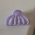 Vue détaillée d'une pince à cheveux motif marbre violet en résine polie - Grand / Violet