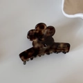 Détail d'une pince à cheveux fleurie en acétate avec inscription France Handmade - Écaille de tortue