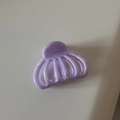 Dettaglio della molletta per capelli lilla marmorizzata con design a denti multipli - Piccolo / Viola