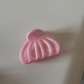 Gros plan d'une pince à cheveux motif marbre rose montrant la texture en résine - Petit / Rose
