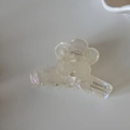 Dettaglio ravvicinato della molletta a fiore cangiante con scritta France Handmade - Bianco Trasparente
