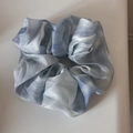 Detalle de coletero de organza en degradado azul y blanco con textura nacarada - Azul
