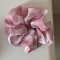 Textura detallada del coletero de seda en degradado rosa y blanco con brillo suave - Rosa