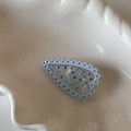 Détail macro de la pince à cheveux en forme de cœur avec cristaux colorés sur plat - Bleu (Pince Cœur Strass Colorés Pois)