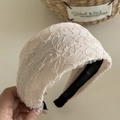 Détail d'un large bandeau en dentelle blanc crème avec texture vintage et dents antidérapantes - Rose