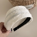 Gros plan détaillé de la dentelle blanche sur un serre-tête large antidérapant - Blanc