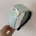 Détail du bandeau rembourré vert menthe avec nœud en soie, perle et étiquette tissée - Serre-tête Plaid Vert Violet