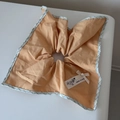 Détail du chouchou rose avec bordure à carreaux bleus et décor de nœud en perle - Chouchou Carré Plaid Orange Vert