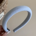 Detailansicht hellblaues Haarband aus Rippstrick mit weicher Schwammfüllung und Textur - Frisches Schmales Stirnband - Blauer Twill