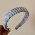 Détail d'un serre-tête à carreaux bleus avec broderie florale blanche et rembourré - Bleu Forêt Vichy - Bandeau Large
