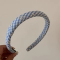 Détail d'un serre-tête vichy bleu avec des broderies délicates de fleurs blanches - Bleu Forêt Vichy - Bandeau Étroit