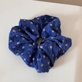Detalle del coletero azul marino con textura seersucker y estampado de margaritas - Azul Marino con Flores Blancas (Grande)