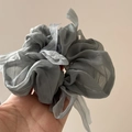 Detalle de coletero de gasa ligera con pliegues en gris humo estilo bailarina - Gris