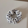 Detalle de coletero blanco con estampado floral azul y pequeña etiqueta tejida - Blanco con Flores Azul Marino (Pequeño)