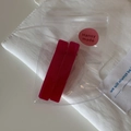 Detail von zwei bunten rechteckigen Harz-Haarspangen in rosa Jelly-Optik und Markenverpackung - Rosa