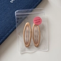 Detail of two beige leopard pattern oval hair clips in a branded transparent gift bag - Oval Hollow BB - Beige (6cm)