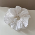 Primer plano del coletero grande blanco con volantes y textura suave de la tela - Blanco