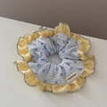 Détail d'un chouchou à rayures bleues et cœurs avec étiquette fait main et bord ondulé - Chouchou en Dentelle à Cœur Rayé Bleu