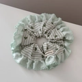 Détail du bord volanté vert menthe et du motif à rayures avec cœurs sur le chouchou en tissu - Chouchou en Dentelle à Cœur Rayé Vert