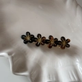 Détail de la pince à cheveux à fleurs en résine écaille sur un plateau coquillage - Écaille de Tortue Foncée